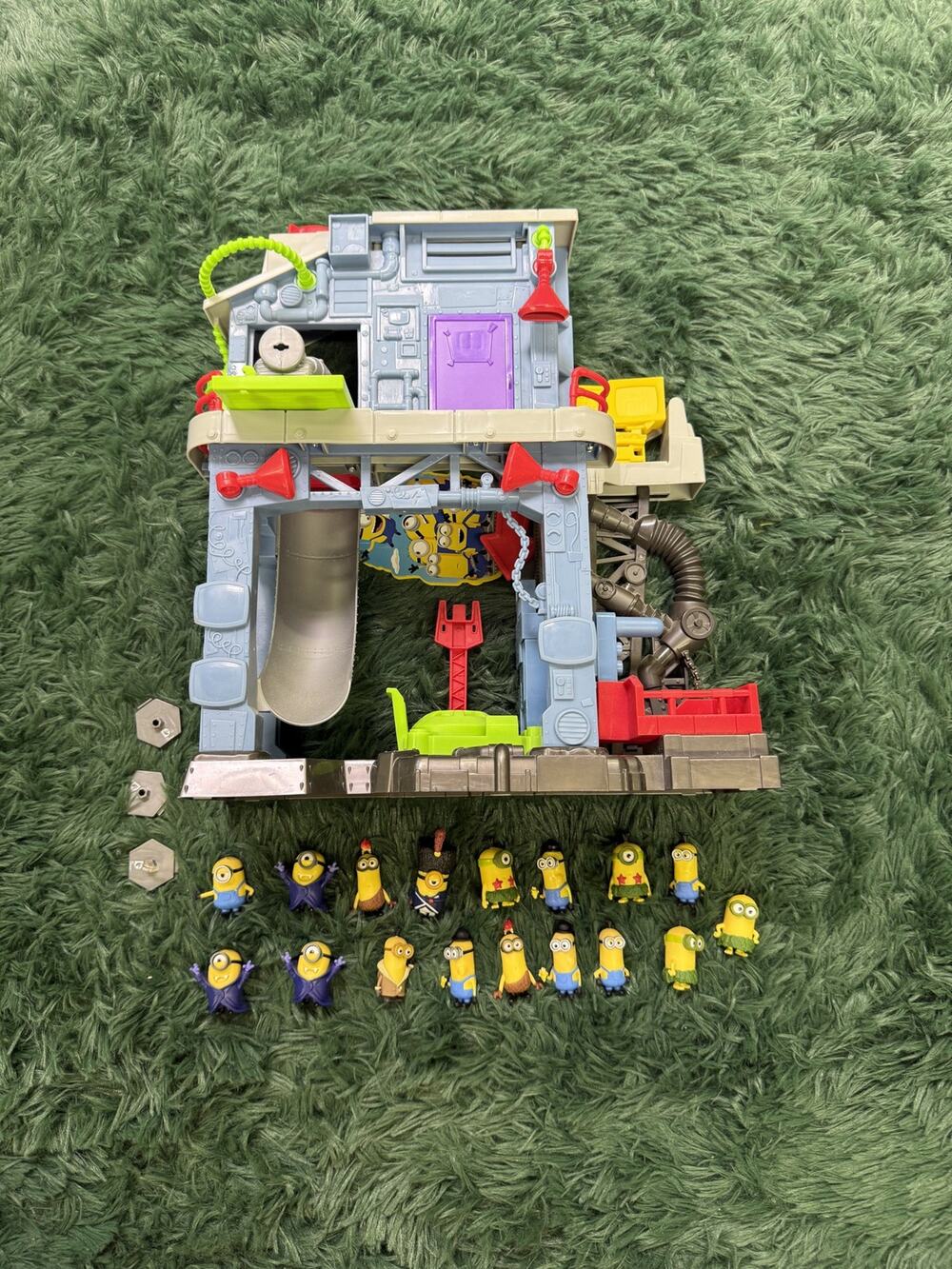 Minions Despicable Me Mega Bloks Factory Playset with 17 Minifigures Mattel